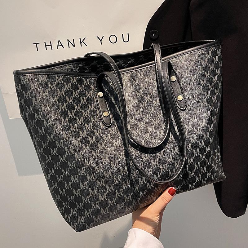 Die Tasche ist eine High-End-, exquisite, Nischen-, großvolumige Tasche, vielseitige große Pendlertasche, mit Textur für Damen, tragbare Tote Bag.