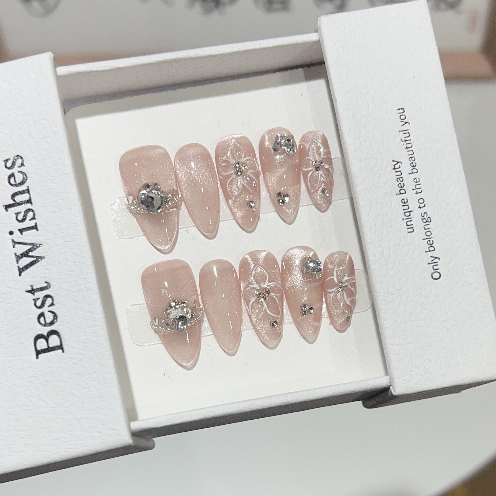 

Высококлассный маникюр «кошачий глаз» ручной работы: Водная рябь и ледяной цветок с яркими бриллиантовыми наконечниками в форме сердца Medium M