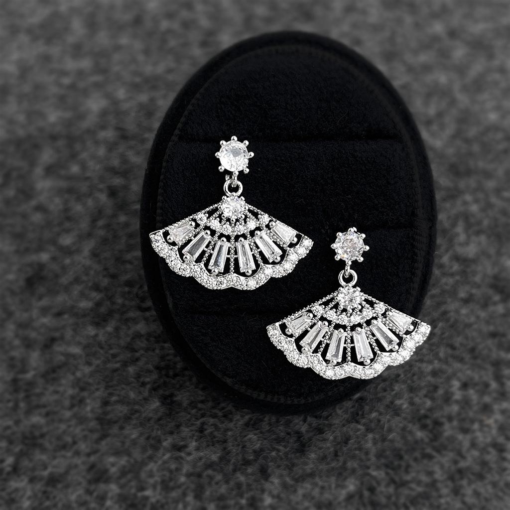 "Ci Mu Er Er" Retro Chinese Style Fan Earrings - Artistic Zirconia Earrings for Women, Light Luxury.
