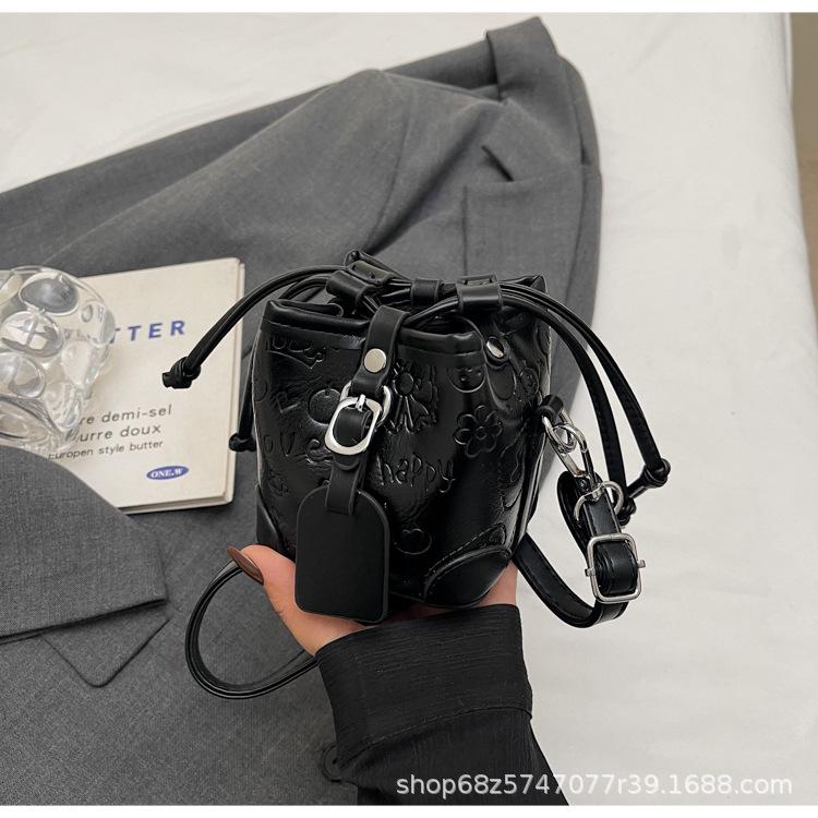 Retro Versatile Niche Design New Trendy Bucket Bag Women's Popular Drawstring Light Luxury Shopping High-end Crossbody Bag