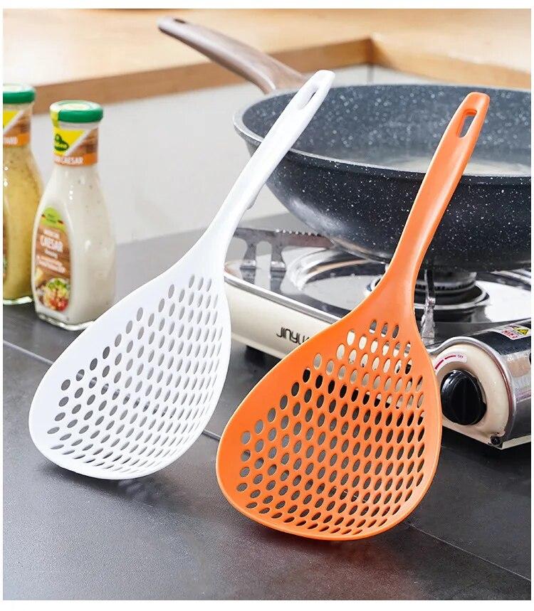 1 шт. Біла ложка великої місткості, витримує високу температуру, для пельменів, сітка для проціджування, не деформується, кухонне приладдя
