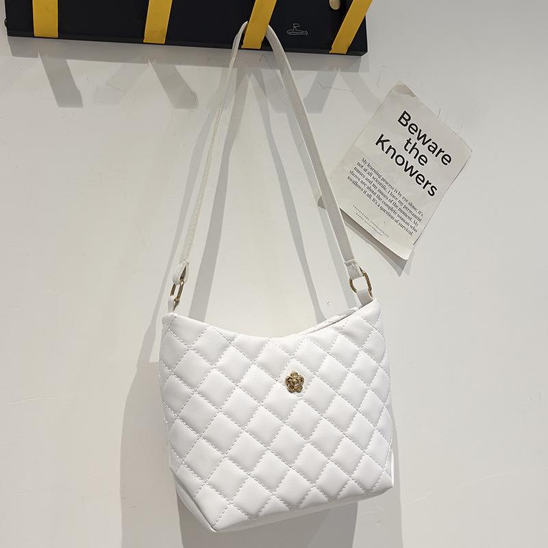 

Autumn and winter new rhombus chain bag women s new handbag fashionable and simple single shoulder oblique women s bag белый