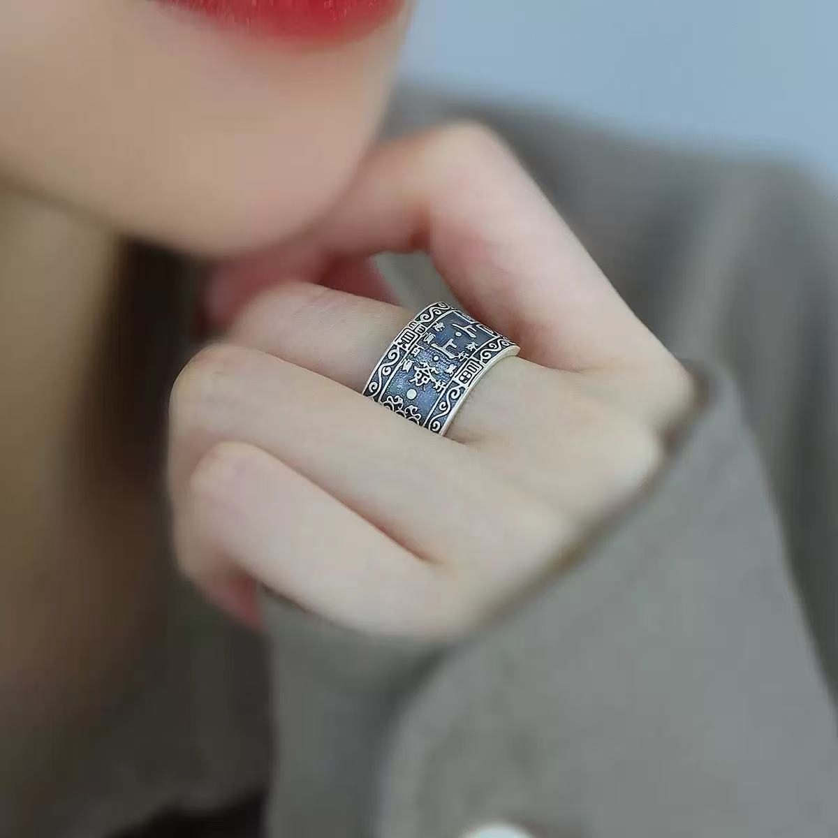 

Retro-style auspicious cloud pattern ring for women, adjustable opening. opening adjustable