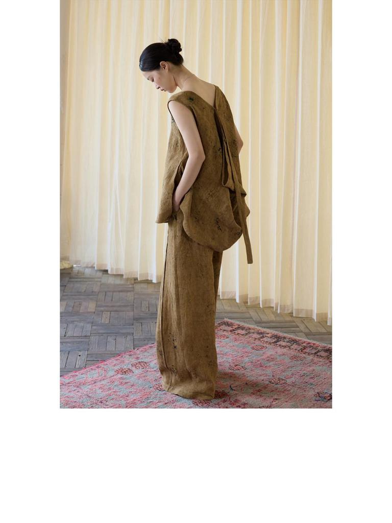 Autumn Origami-Inspired Sleeveless Linen Top with Mottled Texture