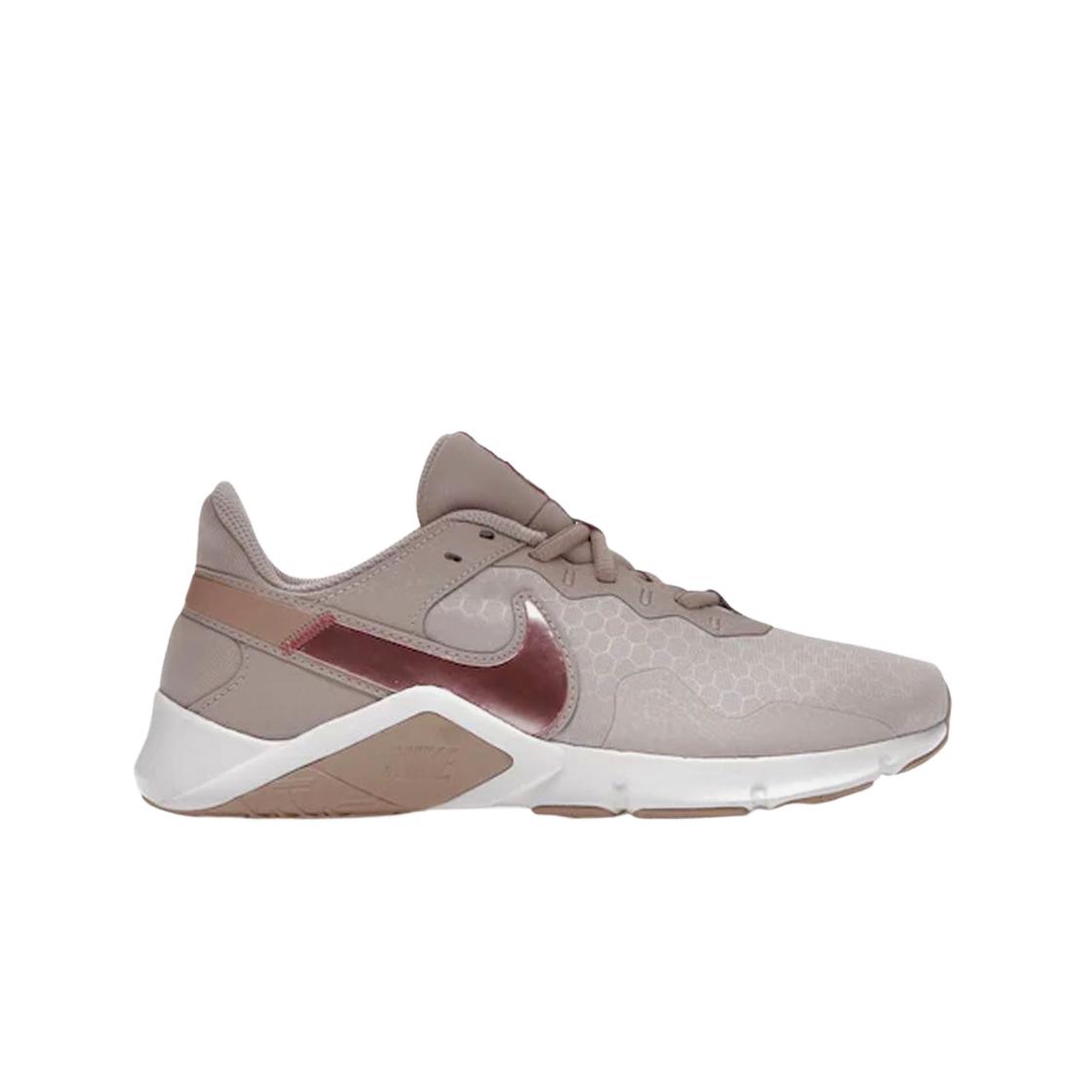 

Женские кроссовки Nike Legend Essential 2 Platinum Violet CQ9545-003