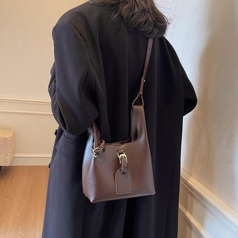 New autumn and winter retro texture small bag women's fashion simple bucket bag messenger bag