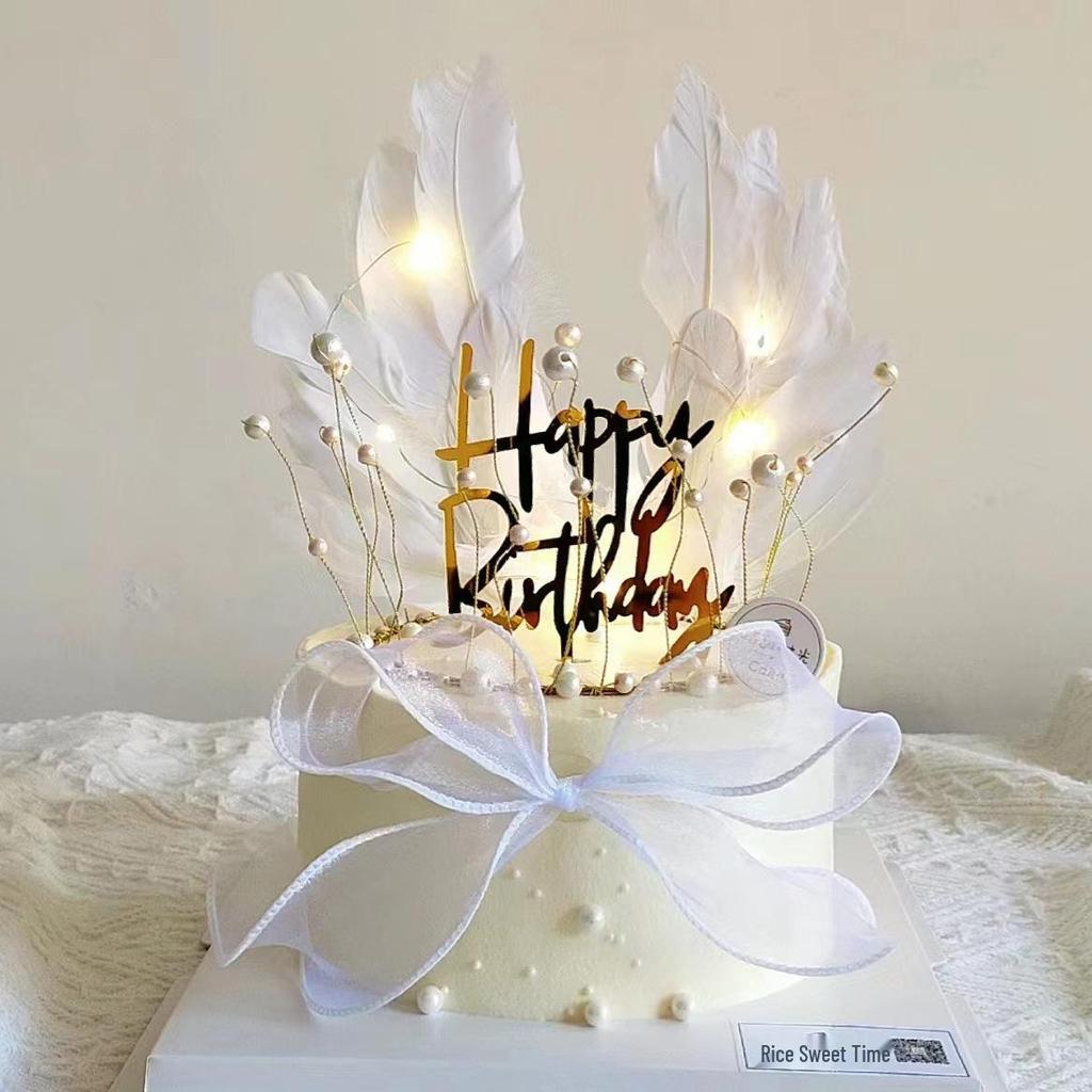 Coroană de Prințesă pentru Zi de Naștere cu Aripi de Pene, Perle și Cristale – Mini Accesorii pentru Copii