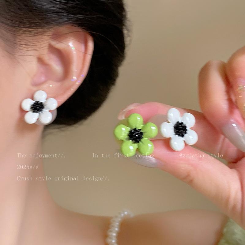 Silver needle color spray paint flower stud earrings simple, small and versatile high-end earrings fashionable small fresh and sweet earrings
