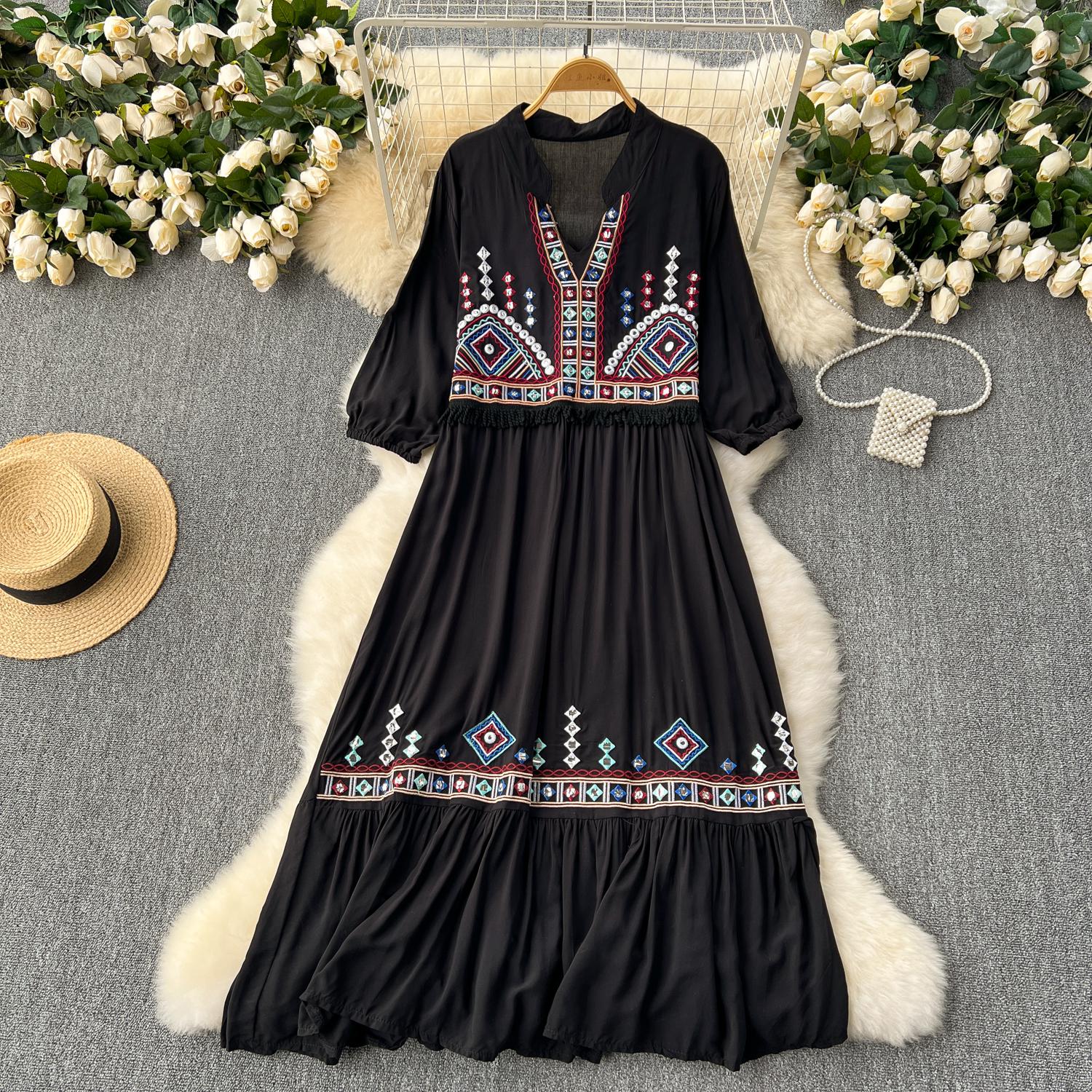 Свободные праздничные платья в этническом стиле с цветочной вышивкой — фото 23