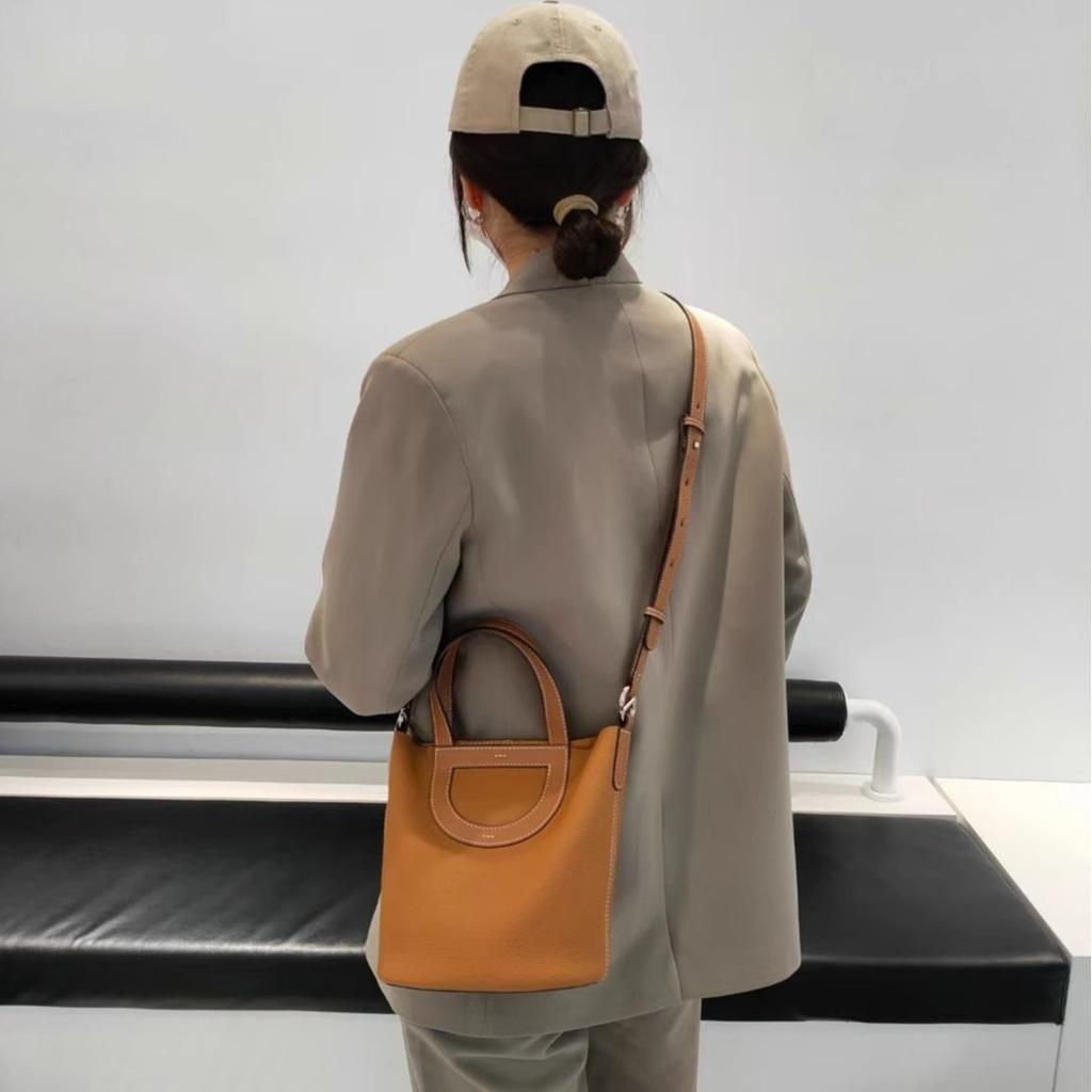 2025 neue Schweinenase Gemüsekorb Eimerbeutel Mode tragbare Damenhandtasche Lychee-Muster erste Schicht Rindsleder lässiges Leder