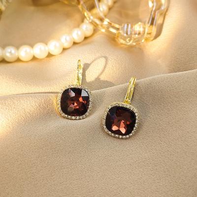 Vintage a minimalistické čtvercové náušnice v načervenalém hnědém odstínu se zirkony, elegantní a nádherné klipsy s nádechem luxusu