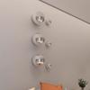 Boule décorative murale sphérique moderne en métal plaqué, imitation miroir, sans clous, pour une décoration intérieure esthétique à suspendre.