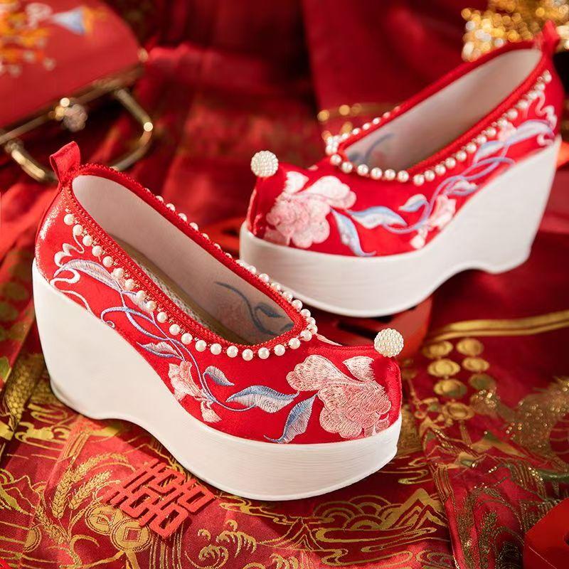 Damen Keilabsatzschuhe Bestickt Roter Hochzeitschuh Dicke Sohle Rutschfest Flach zum Hineinschlüpfen Perlenband Ethnischer Stil Hoher Absatz Hanfu Schuhe