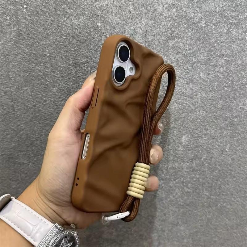 

Розкішний матовий чохол з ремінцем на зап ястя від зморшок для iPhone17 16 15 14 17 Pro Max Air 13 12 11, шнурок, однотонний хвилястий м який чохол цукеркового кольору iPhone 12 коричневий