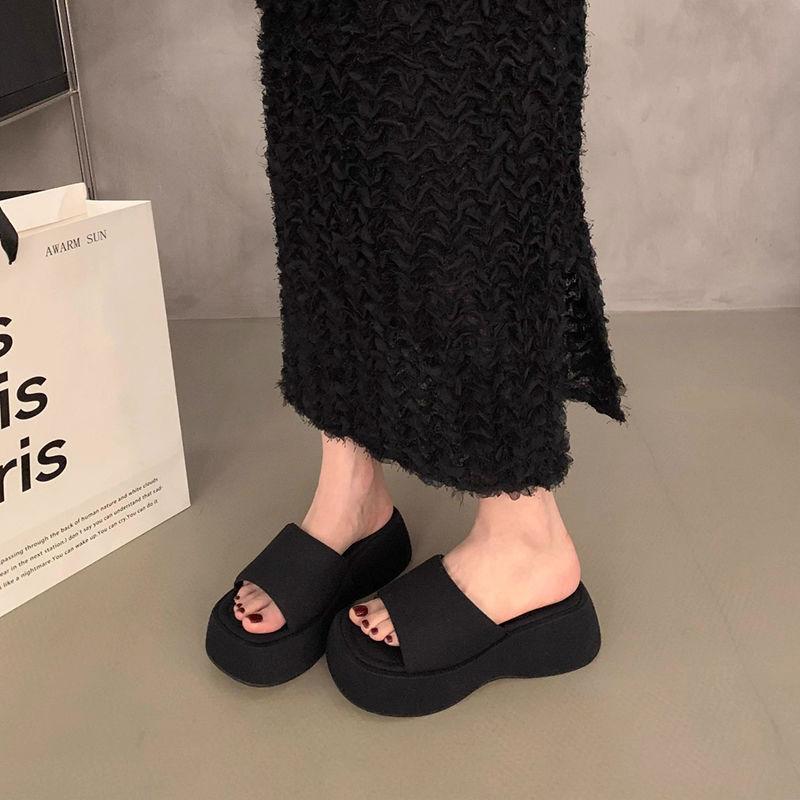 Muffin thick-soled cool slippers women's summer wear fashion and high sense Internet celebrity one-word drag 2025 new super fire beach shoes