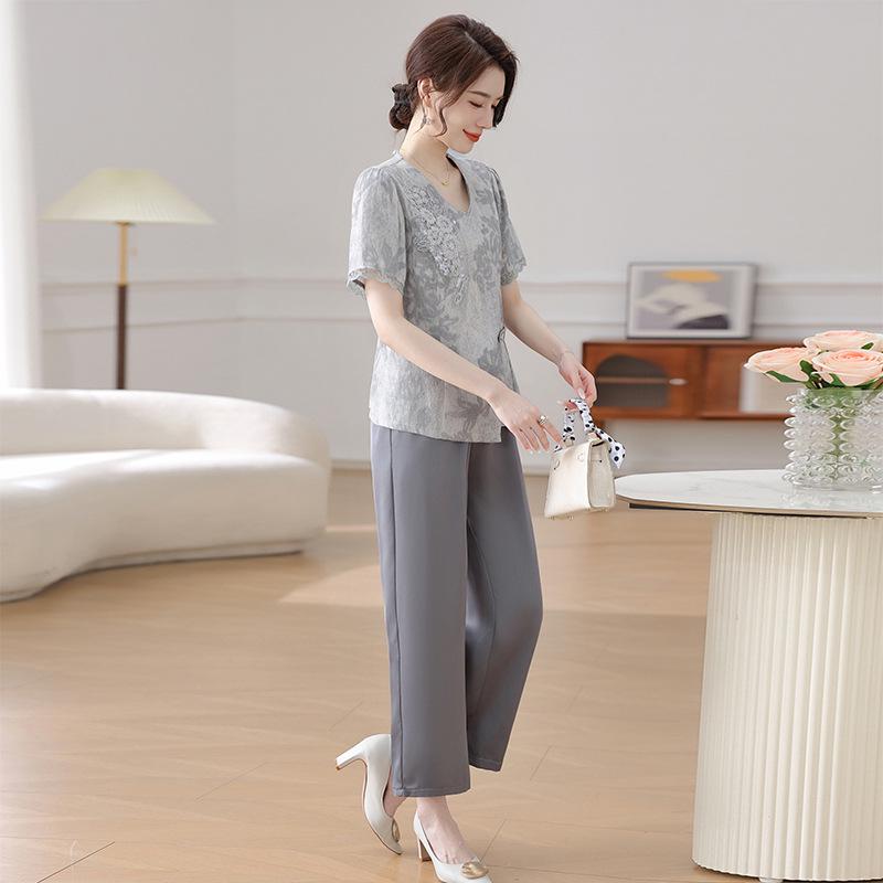 

Chic Summer Two-Piece Set: Short-Sleeve T-shirt & Elegant Chinese Style Top for Fashionable Middle-Aged Women XXXL (Recommended for 133-143) серый