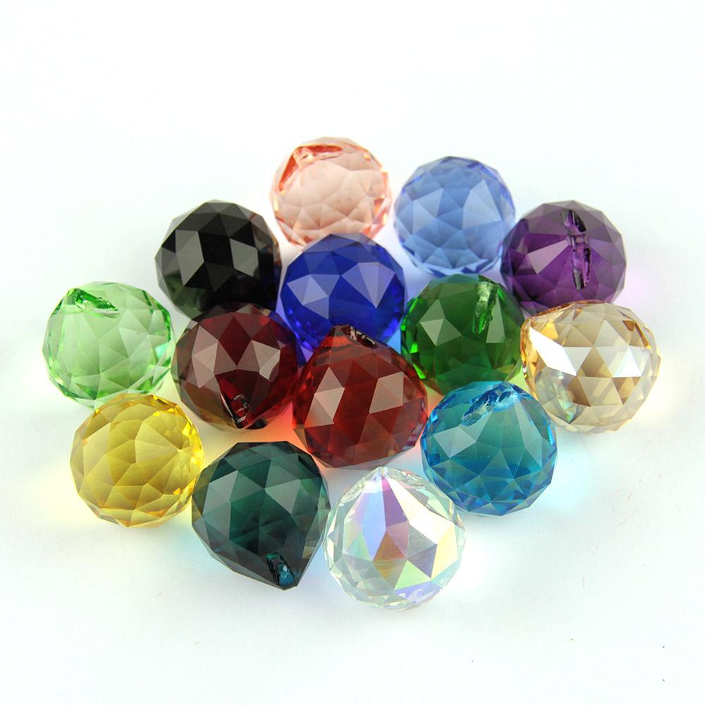 Boules suspendues en cristal K9 de différentes couleurs 15 mm/20 mm/30 mm/40 mm Prismes en verre Boules facettées Feng Shui Décoration d'arbre de mariage de fête d'hôtel