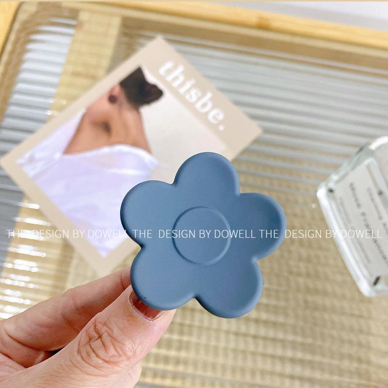 Beautifully Plastic Crafted Hair Claw Clips With Elegant Shapes And Vibrant Colors For Every Hairstyle Needs