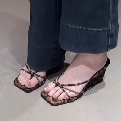 Leoparden Damen Hausschuhe Keile Zehenstegschuhe Sommer Sandalen mit hohen Absätzen Frau 2025 Elegantes Kleid Neu Zapatos De Mujer