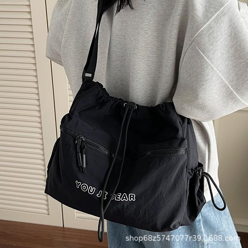 Large-capacity messenger bag women's new light and lazy simple commuter drawstring bundle tote bag casual shoulder bag