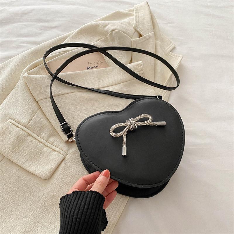 

Trendy Heart Shaped Shoulder Bag For Women With Stylish Pu Material In Black And Pink чёрный