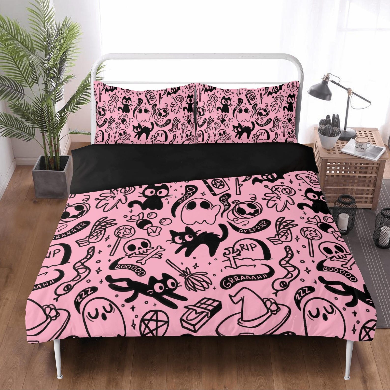 Kawaii Spooky Duvet Cover Set, Pastel Goth Bedding, Pink Witchy Cat Bed Set, Cute Halloween Aesthetic Duvet Set, Kawaii Witch Bedding Set 140x200cm