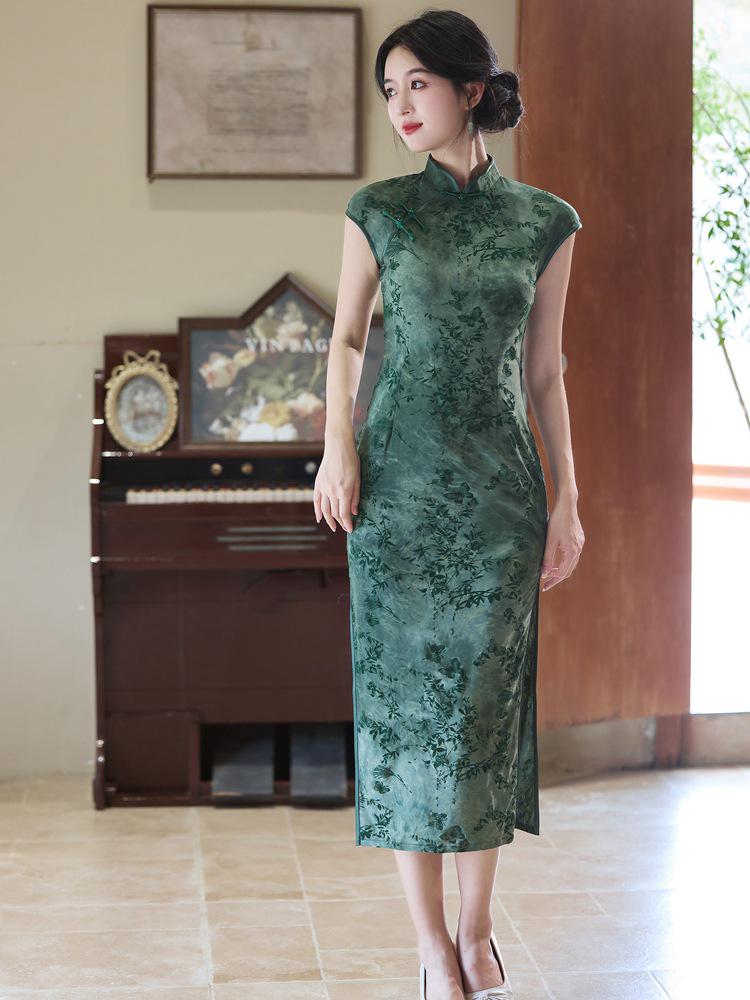 Bei Zhi Yun Elegant Retro Green Chinese Crescent Sleeve Cheongsam for Women - Autumn/Winter 2025