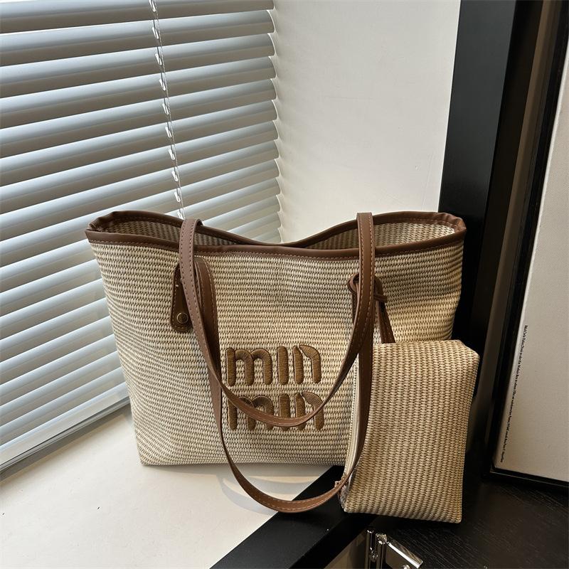 

Contrasting color woven bag women s 2025 new casual versatile portable messenger bucket bag commuter to work handbag коричневый