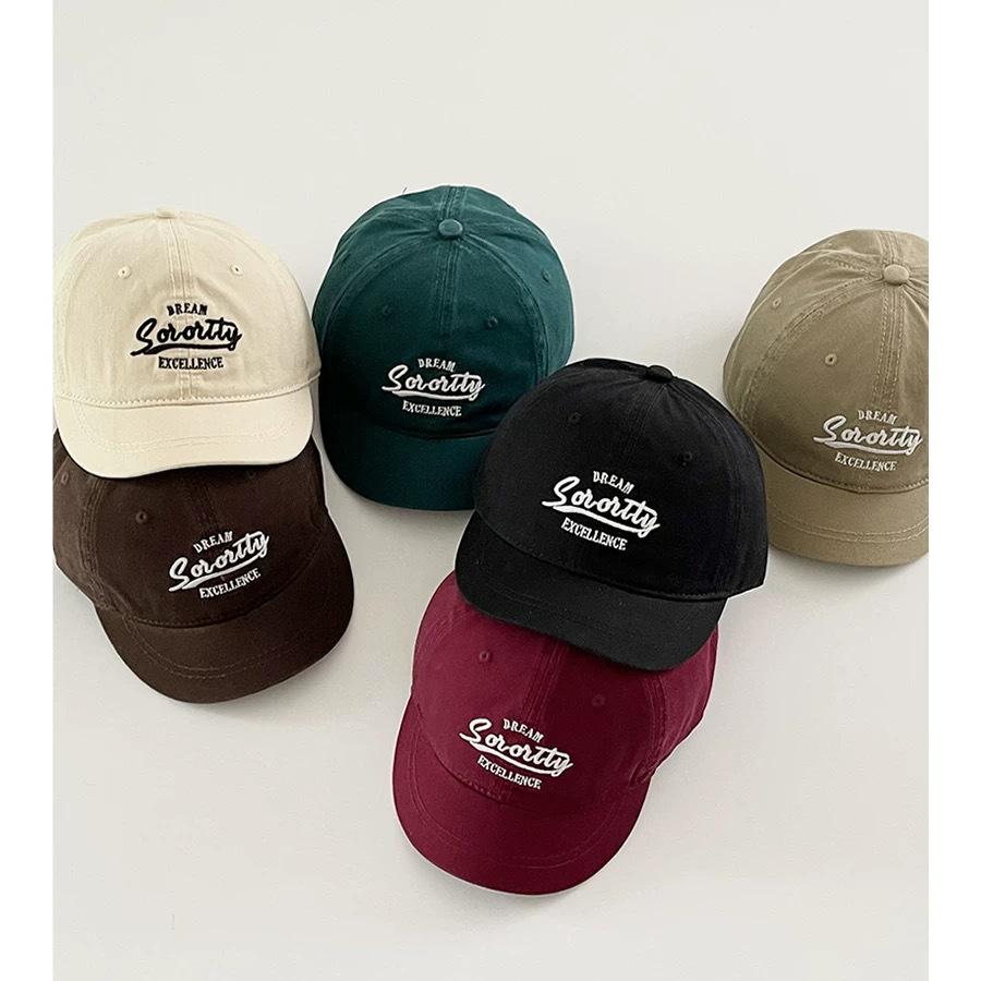 Kort bremmet myk topp brodert topphette kvinne liten langs amerikansk gate trendy merkepar solskjerming baseballcaps som viser lite ansikt