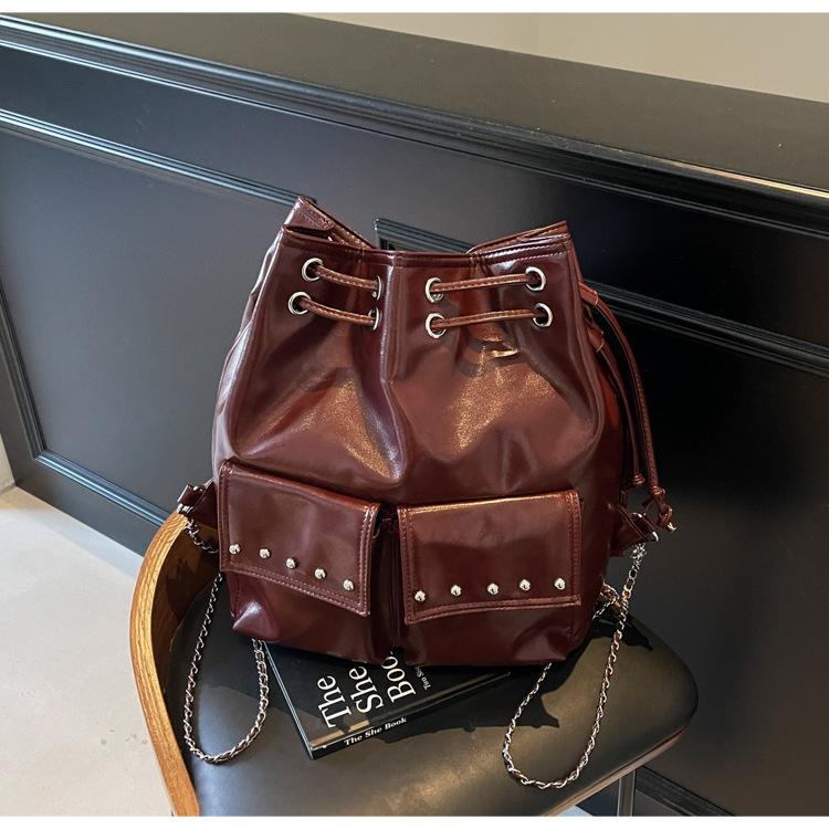 

Рюкзак 2025 нишевая новая сумка-тоут большая на шнурке маленькая с ароматом ветра заклепки одно плечо сумка-мессенджер сумка студента колледжа бордовый