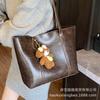 Large capacity commuter tote bag women's 2025 new trendy autumn and winter fashion versatile high sense going out shoulder bag
