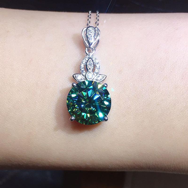 Ladies' Exquisite Inlaid Circular Cut Green Zircon Pendant Necklace, Elegant and Eye-catching Jewelry, Birthday and Anniversary Gifts