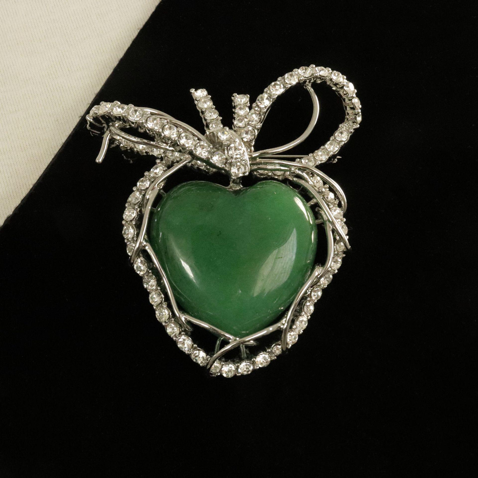 European & American Fashion Rhinestone Apple Brooch with Heart-Shaped Green Stone