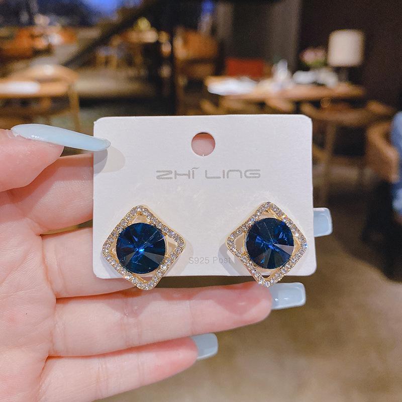 Stylish and simple square high-end stud earrings, women's geometric versatile temperament earrings, elegant and atmospheric earrings.