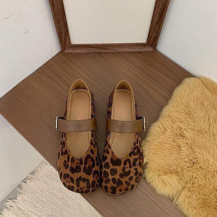 Soft sole comfortable one-word buckle with single shoes women's 2025 autumn new fashionable simple shallow mouth flat Mary Jane shoes