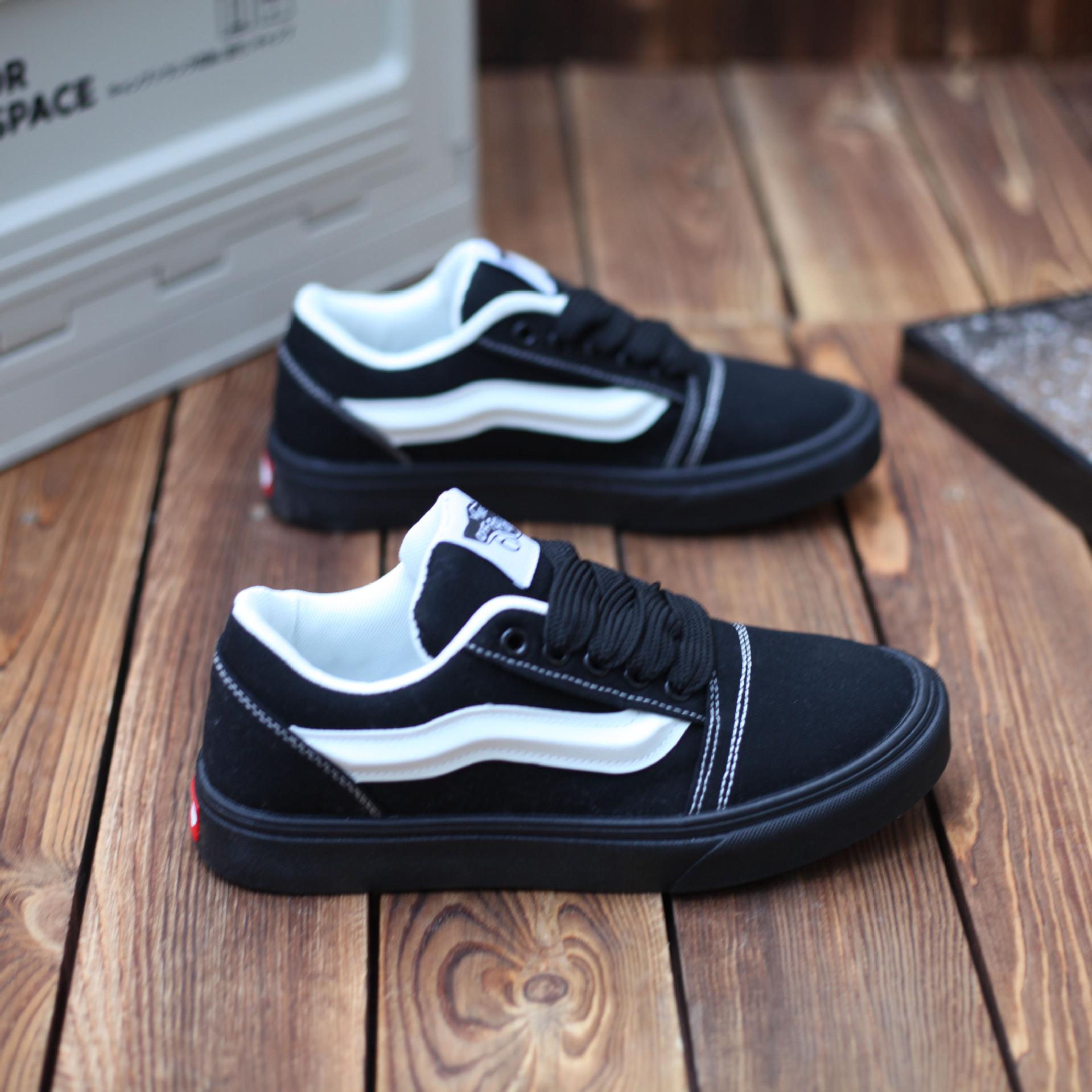 

2024 Matching Style Sneakers: New Spring/Summer Men’s & Women’s Bread Shoes 38