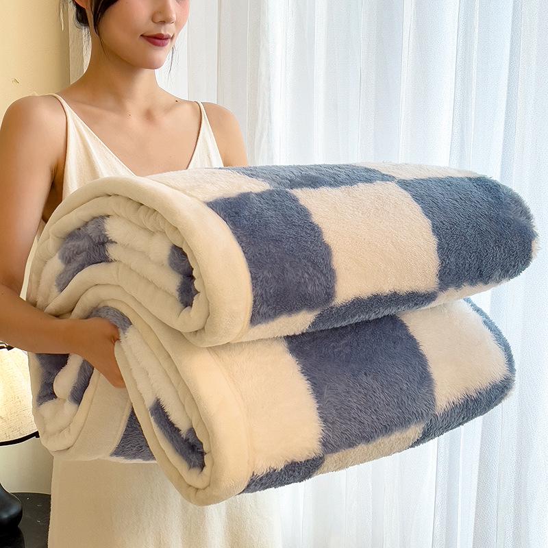 Checkerboard Double-Sided Fleece Blanket for Car, Sofa, Camping – Autumn/Winter Thickened