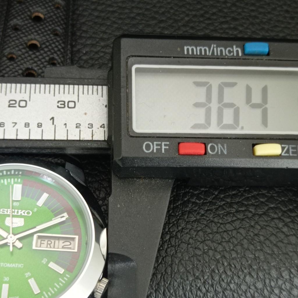 VINTAGE SEIKO 5 AUTOMATIC REFURBISHED JAPAN MENS GREEN DIAL WATCH a446674-1