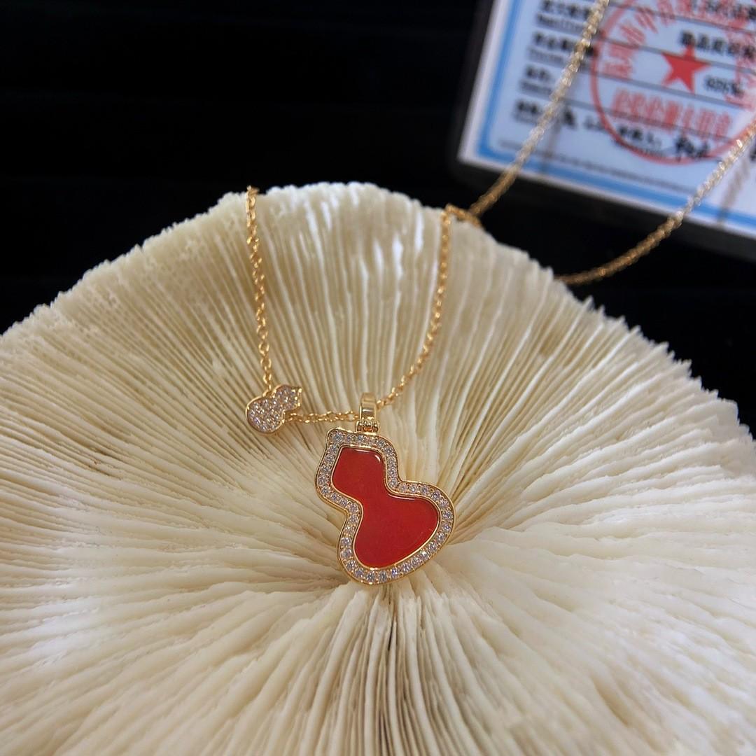 

Festive Red Agate Lion Necklace with Diamonds & Rubies: Luxury Clavicle Chain for New Year Celebrations