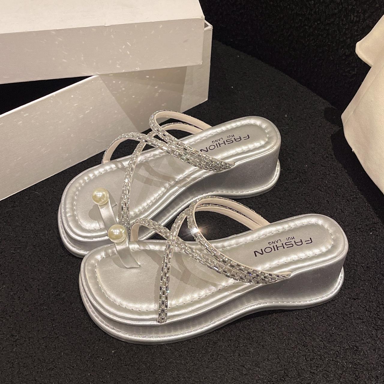 

Набор шлепанцев с толстой подошвой и перемычкой для пальцев для женщин для ношения 2025 лето новый корейская версия со стразами фея ветер пляж танкетка прохладные шлепанцы для женщин 40 серебряный