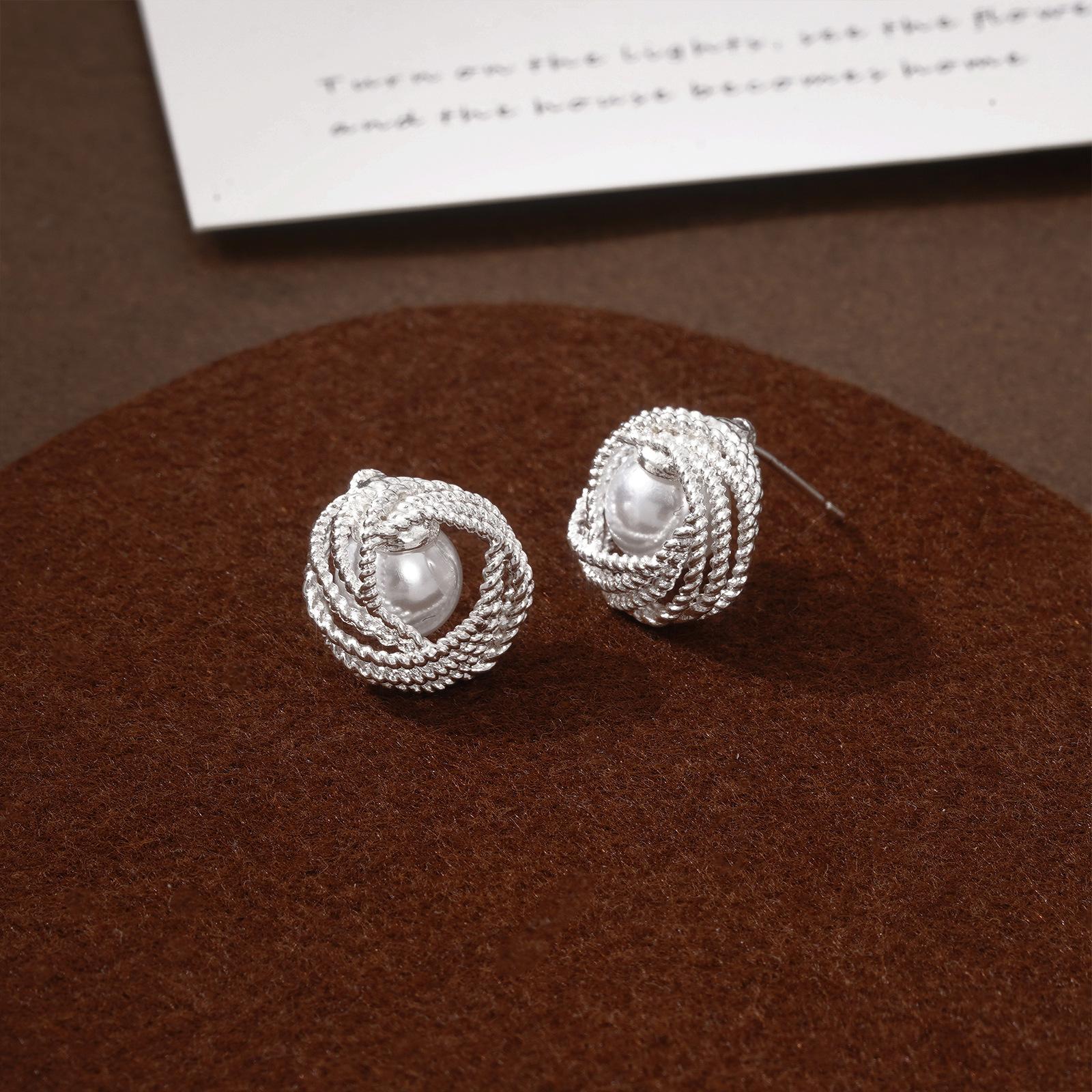

Vintage French Pearl Earrings Light Luxury Metal Twisted Elegant Jewelry Fashionable And Versatile