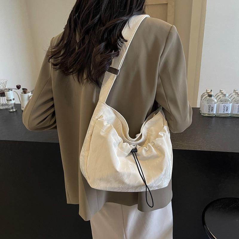 Stylish And Modern Canvas Tote Bag For Women With Large Capacity Perfect For Daily Use