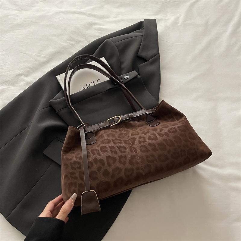

Casual large-capacity leopard print bag autumn and winter new fashion underarm bag versatile retro shoulder handbag темно-коричневого