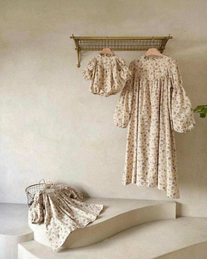 2026 Tavaszi Retro Virágos Baba Jumpsuit fodros gallérral és patentos aljjal - Aranyos Kislánykák Mászó Body