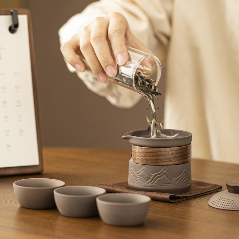 

Портативная чашка быстрого заваривания из фиолетовой глины в китайском стиле, один чайник на три чашки, дорожный чайный набор, подходит для улицы, сумка для хранения чайника Four-piece Set