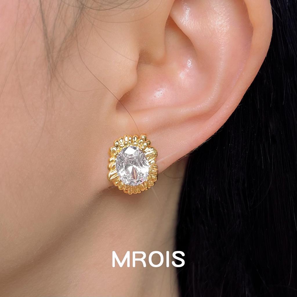 Kleine Zirkon-Ohrstecker mit Gänseblümchen-Motiv, 18 Karat vergoldet - Eleganter leichter Luxusschmuck