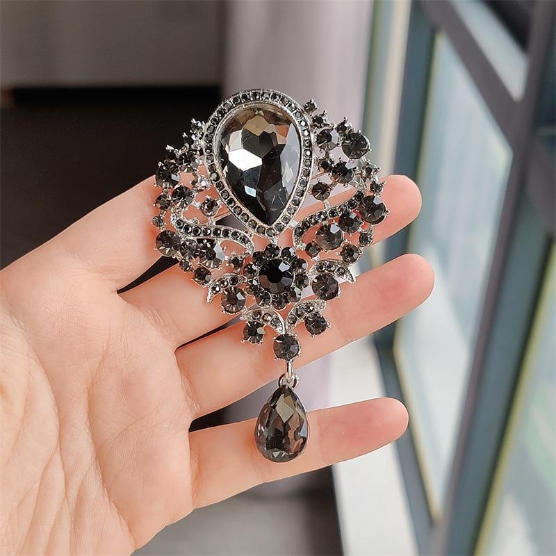 Fashionable Vintage Feng Shui Crystal Brooch, Alloy Inlaid with Rhinestones, Colored Pendant, Brooch, Clothing Accessory