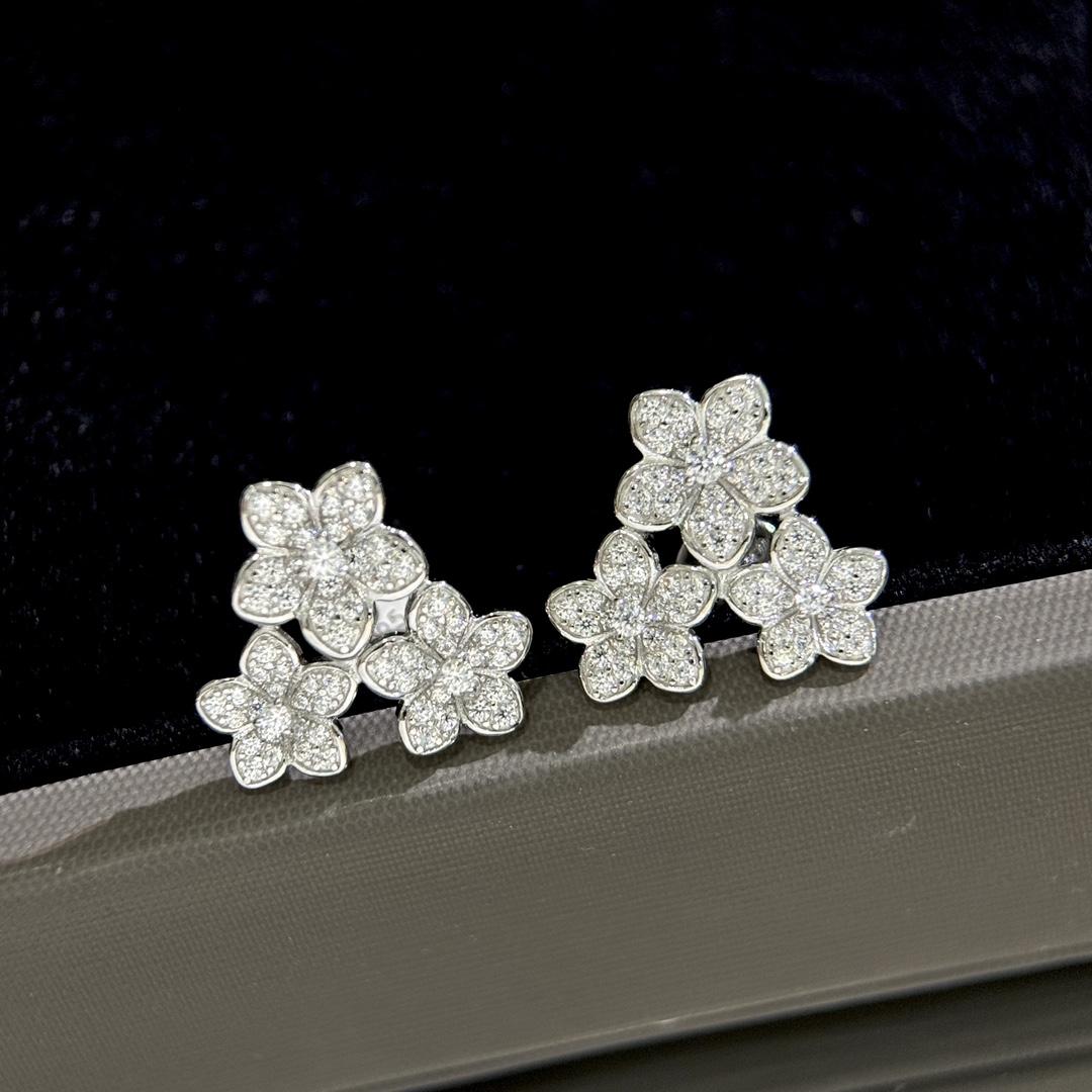 

Fadeless Hypoallergenic Three-Flower Earrings, Thick Platinum Plating, Dangle Petal Design, Versatile Commute Jewelry срібний