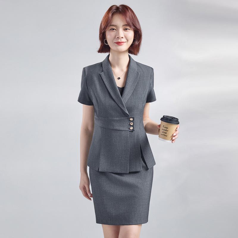 Ensemble jupe et veste à manches courtes gris - Uniforme professionnel pour réception d'hôtel, bureau, bijouterie