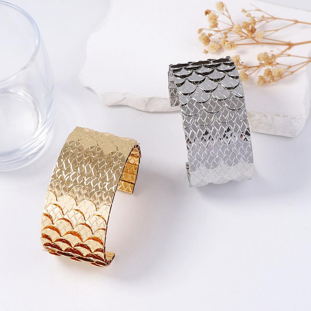 European and American light luxury high-end design sense metal geometry round sparkling fish scale opening bracelet women's accessories
